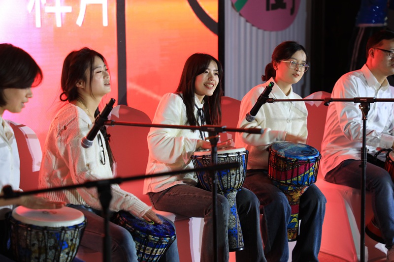 學(xué)員表演非洲鼓。觀山湖區(qū)委宣傳部供圖