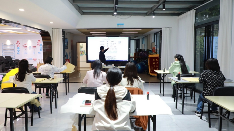 2觀山湖區(qū)青年夜校的書法課程。觀山湖區(qū)委宣傳部供圖.jpg