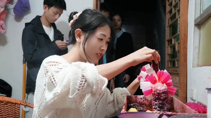 青年夜校學(xué)員制作花燭。思南縣委宣傳部供圖