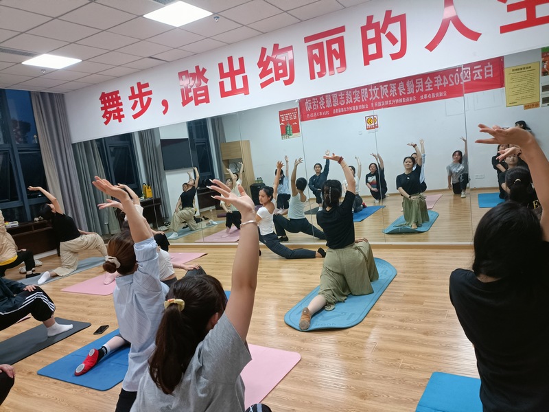 6.學(xué)員在老師的帶領(lǐng)下學(xué)習(xí)古典舞基礎(chǔ)動(dòng)作。白云區(qū)委宣傳部供圖