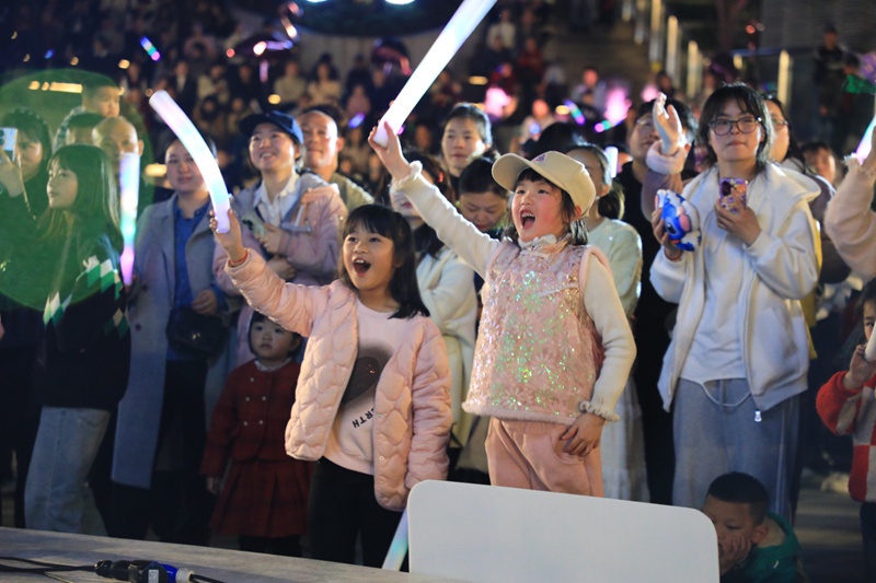 7.觀眾在觀山湖區(qū)青年夜校文藝匯演現(xiàn)場(chǎng)歡呼跳躍。觀山湖區(qū)委宣傳部供圖