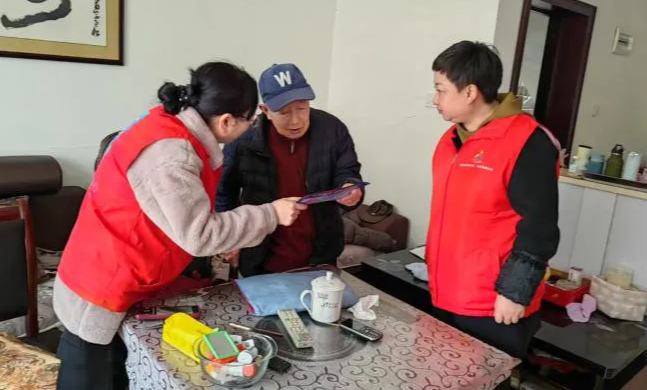 關愛獨居老人 傳遞溫暖力量         為弘揚中華民族尊老、愛老、助老的傳統美德，3月12日，西秀區馬槽社區組織工作人員與志愿者開展了探訪關愛獨居老人活動，給老人們送去溫暖與關懷。