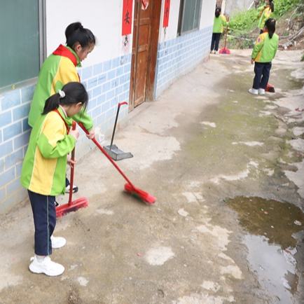 3月5日是第62個學雷鋒日，在這個特殊的日子里，三都縣城關小學少先隊在學校黨總支部的帶領下開展了一場溫暖人心的活動——為社區孤寡老人張先旗送去溫暖與祝福。