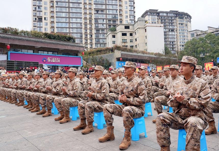 2025年3月14日,納雍縣新兵歡送現場,新兵在觀看文藝演出。 楊英 攝