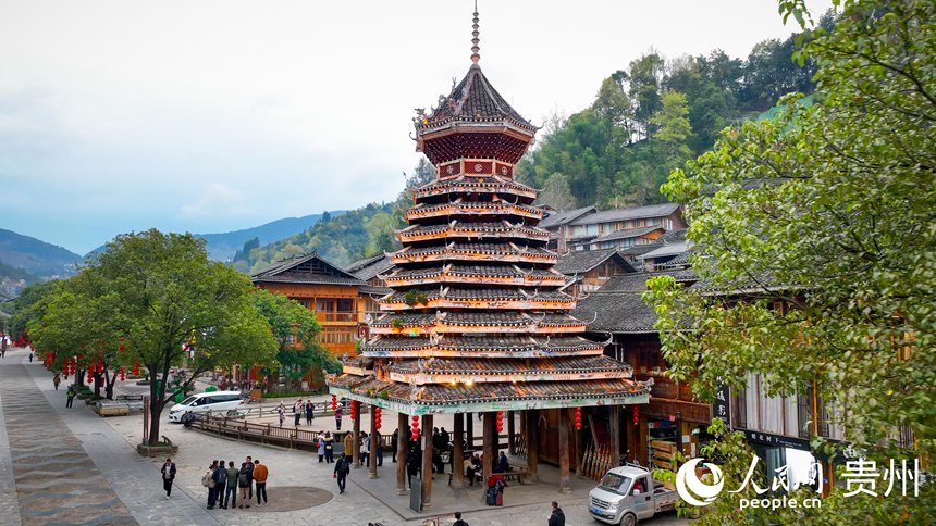 航拍侗寨內的侗族特色建筑——鼓樓。人民網記者 涂敏攝