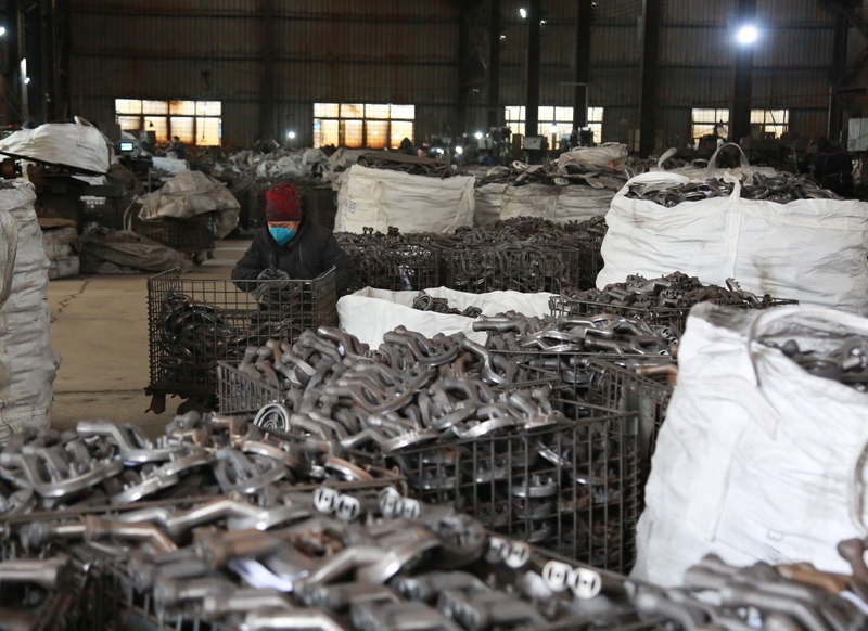 工人在赫章縣力盛鑄造有限公司生產線上忙碌。