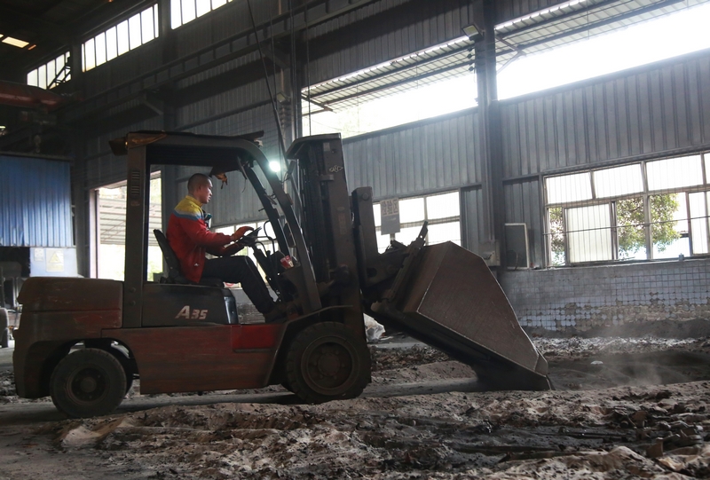 工人在赫章縣力盛鑄造有限公司生產線上忙碌。