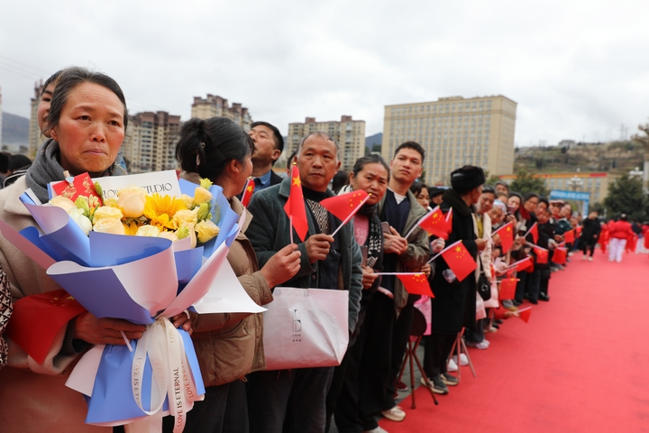 赫章縣歡送新兵的群眾  胡彥 攝.jpg