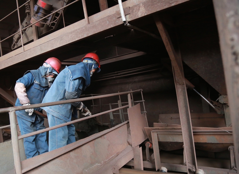 工人在赫章蜀漢金屬制品有限公司上作業。