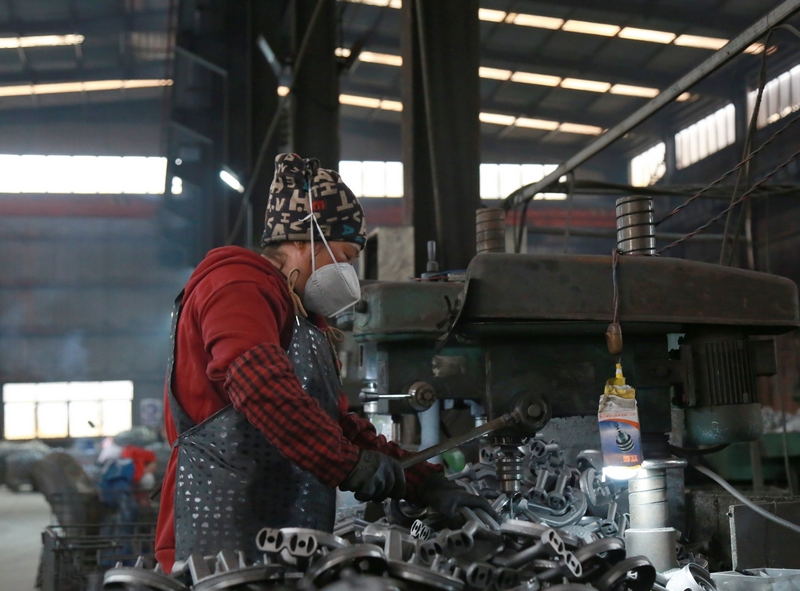 工人在赫章縣力盛鑄造有限公司生產線上忙碌。