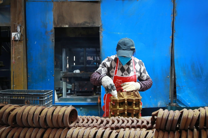 工人在赫章縣力盛鑄造有限公司生產線上忙碌。