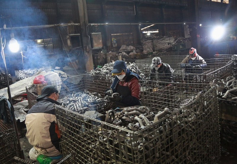 工人在赫章縣力盛鑄造有限公司生產線上忙碌。