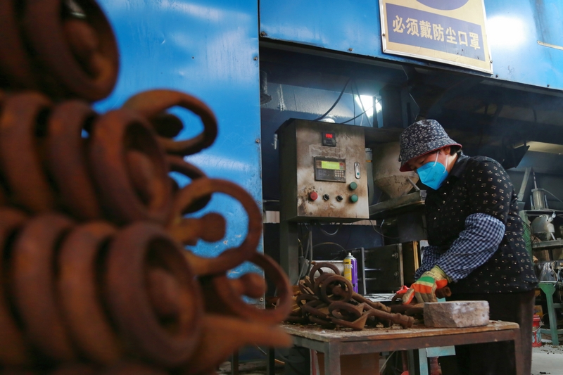 工人在赫章縣力盛鑄造有限公司生產線上忙碌。