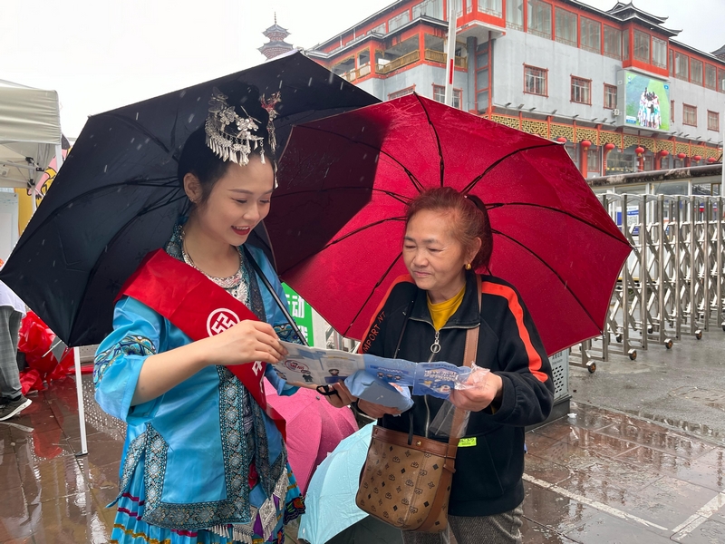 “村超”“村BA”現場,身著民族服飾的紅色金融講習員。工商銀行凱里分行供圖