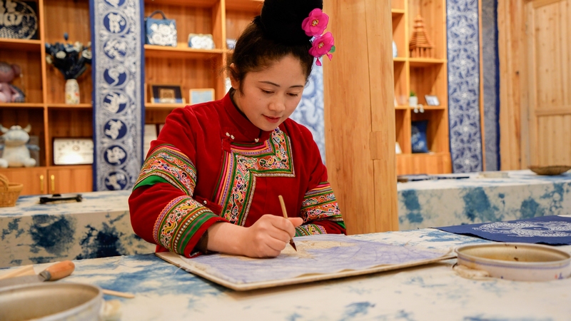 群眾展示侗族蠟染技藝。姚晶權(quán)攝