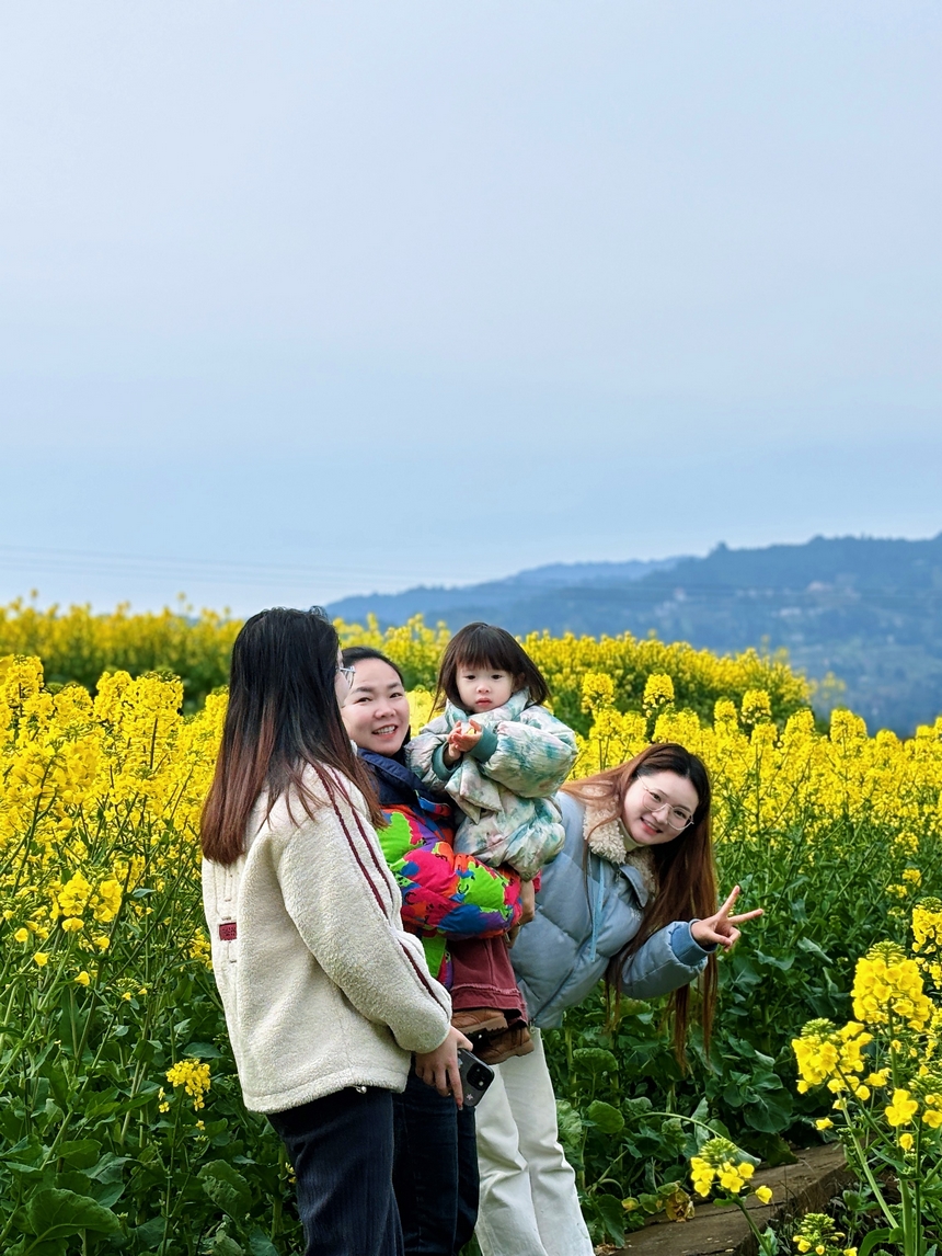 趁著大好風(fēng)光,游客們用相機、手機定格美好瞬間。