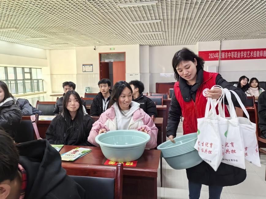 縣計生協工作人員發放宣傳禮品。