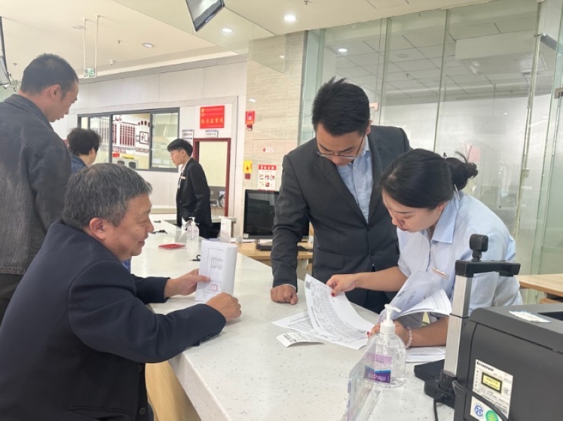 金沙縣政務(wù)服務(wù)中心窗口工作人員熱情接待前來辦事的群眾。