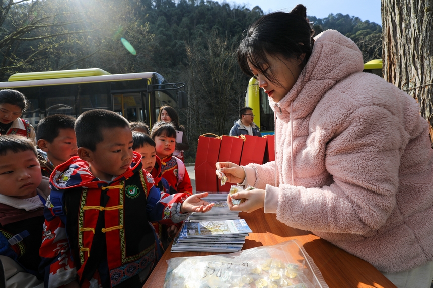 2025年3月19日，小朋友在貴州梵凈山國家級自然保護(hù)區(qū)黔金絲猴研究中心參加自然教育活動。