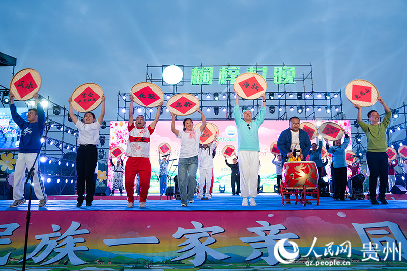 2025年桐梓“村晚”現場。人民網 陽茜攝