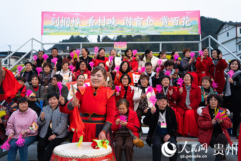 2025年桐梓“村晚”現場。人民網 陽茜攝