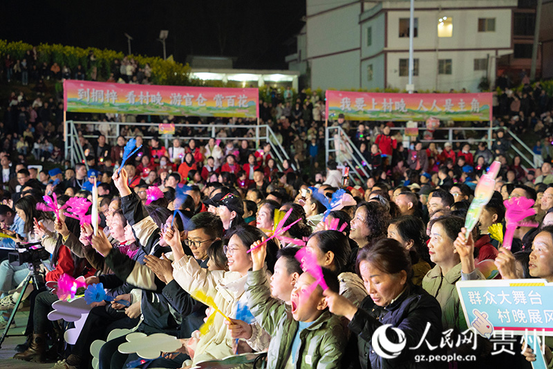 2025年桐梓“村晚”現場。人民網 陽茜攝