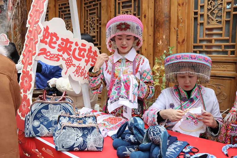 “村晚”現場,當地群眾展示手工藝品制作。桐梓縣融媒體中心供圖