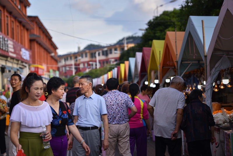 桐梓夏季“村晚”現場,避暑游客絡繹不絕。桐梓縣融媒體中心供圖