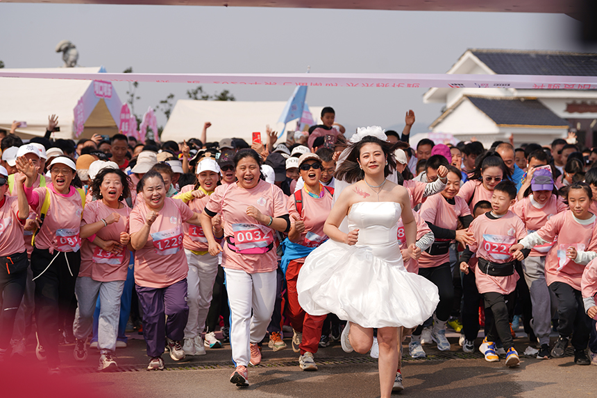 參賽者起跑。王平亮攝
