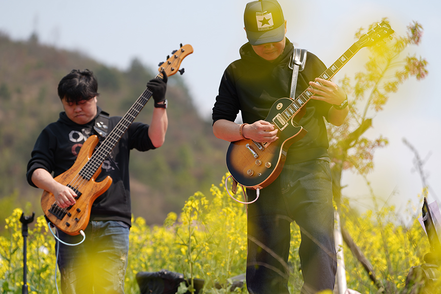 活動現(xiàn)場，貴陽本土樂隊(duì)為游客演奏音樂。 王平亮攝