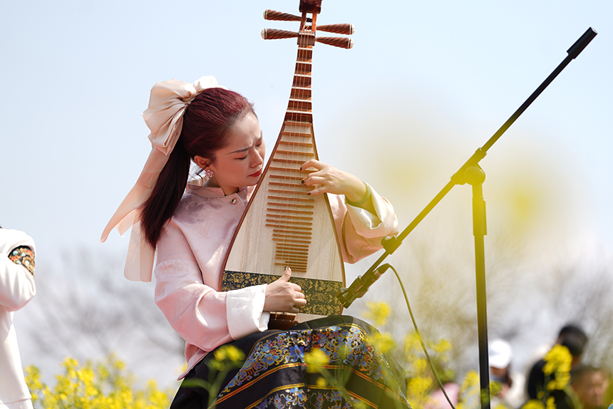 活動現場，貴陽本土樂隊為游客演奏音樂。 王平亮攝