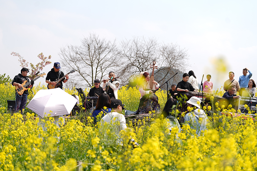 活動現場，貴陽本土樂隊為游客演奏音樂。 王平亮攝