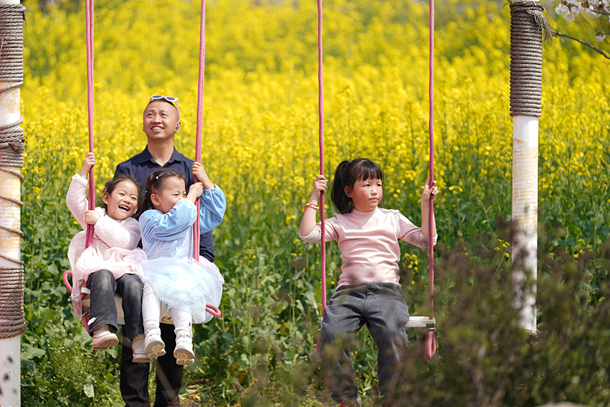 永樂花海內(nèi)，小朋友們在蕩秋千。王平亮攝