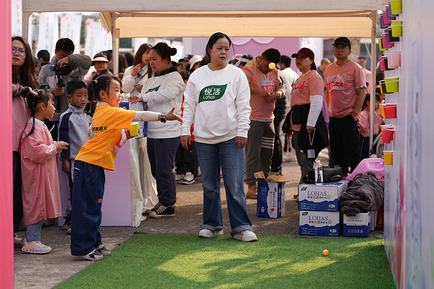 主會(huì)場(chǎng)內(nèi)參賽者參與現(xiàn)場(chǎng)游戲。 王平亮攝