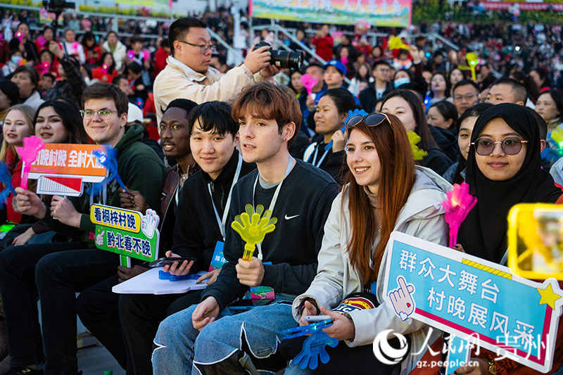 外國友人集體點贊桐梓“村晚”。人民網 陽茜攝