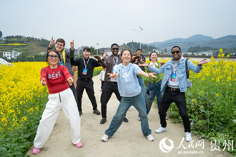 外國友人與游客在花田里合影。人民網 陽茜攝