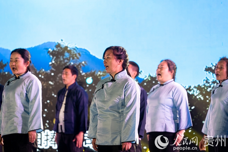 “村晚”舞臺上的周廷勇（中）。人民網 涂敏攝