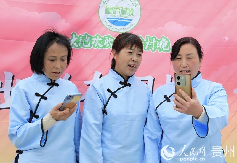 周廷勇（右一）與同伴。人民網 龍章榆攝