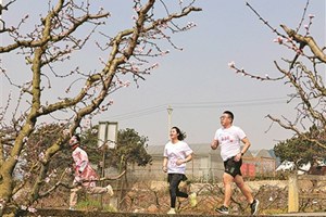 以花為媒開(kāi)啟文體盛宴3月22日至23日，貴陽(yáng)市以花為媒，接連舉辦兩場(chǎng)文旅融合活動(dòng)。