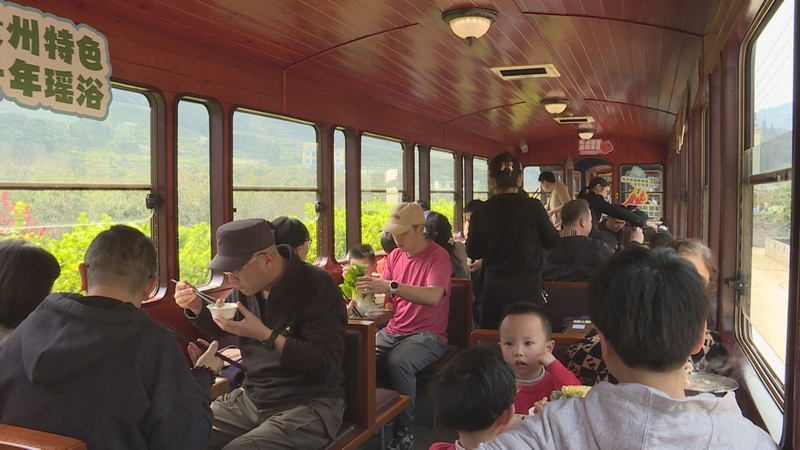 修文桃源河景區“熱辣火鍋專線”解鎖沉浸式賞花新體驗。趙益梅攝