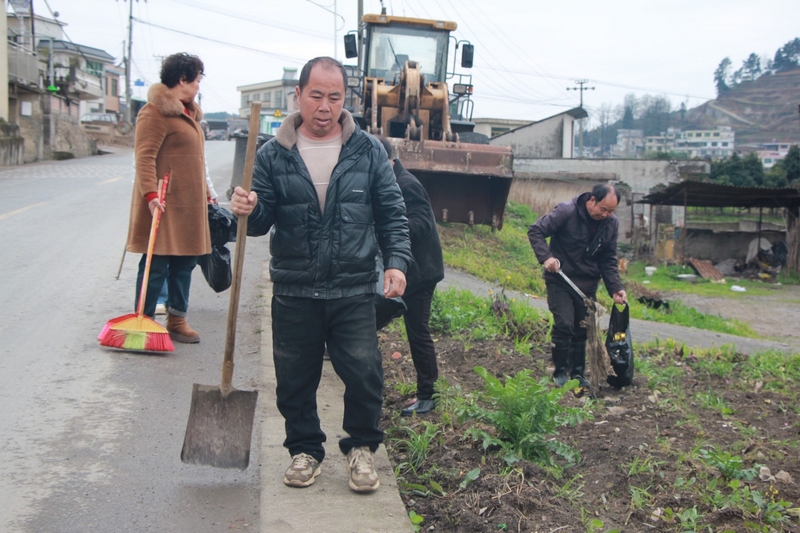 修文縣全力推進農村“治垃圾” 鄉村顏值再提升。畢音紅攝
