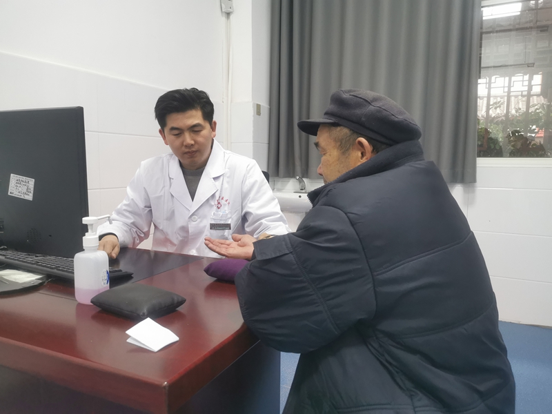 黔南州中醫(yī)醫(yī)院杜建華醫(yī)生在門診室給患者看診 (1)