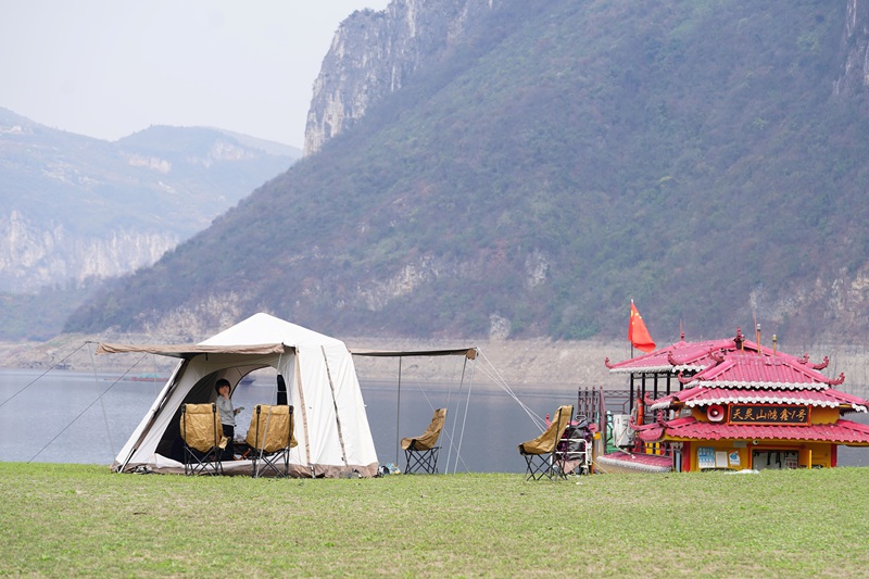 金沙縣化覺鎮前順村烏江百里畫廊,露營的帳篷依江而立。吳艷禹攝