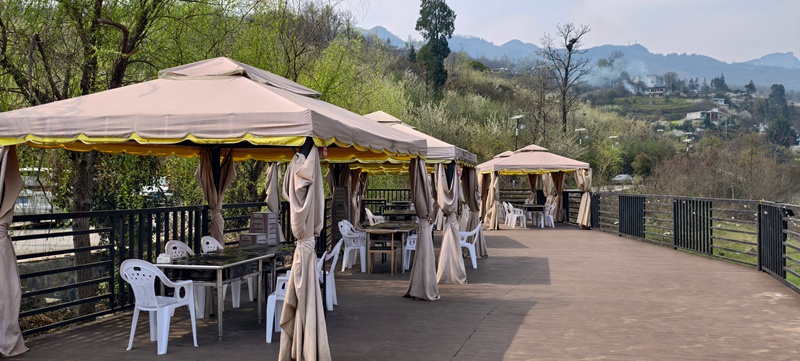 濱江布依露營基地的燒烤區。吳艷禹攝