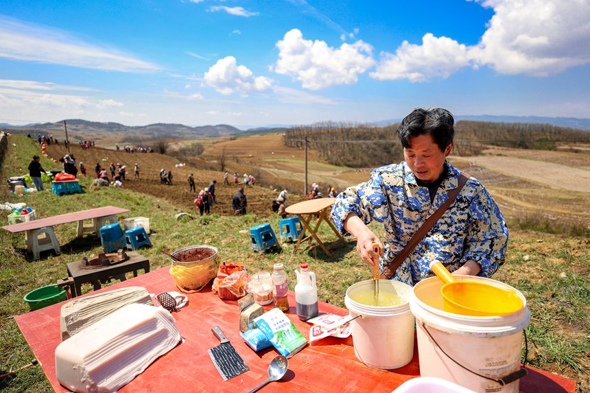 在威寧自治縣雪山鎮(zhèn)大發(fā)村畫眉梁子,“小四川”在準備午餐。