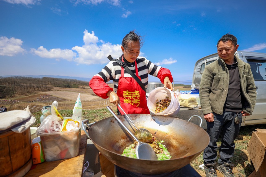 在威寧自治縣雪山鎮(zhèn)大發(fā)村畫眉梁子馬鈴薯種植基地，耿艷在為炒菜。