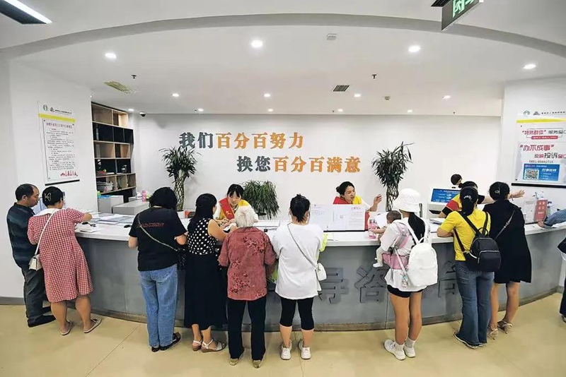 圖:南明區政務服務大廳事前輔導咨詢臺