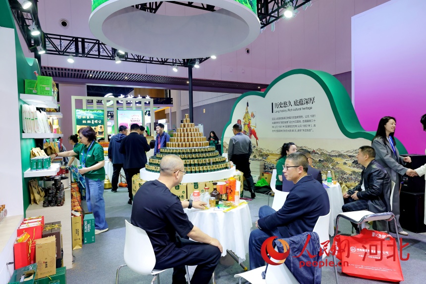 第112屆全國(guó)糖酒商品交易會(huì)現(xiàn)場(chǎng)的圍場(chǎng)展位。人民網(wǎng)記者 周博攝