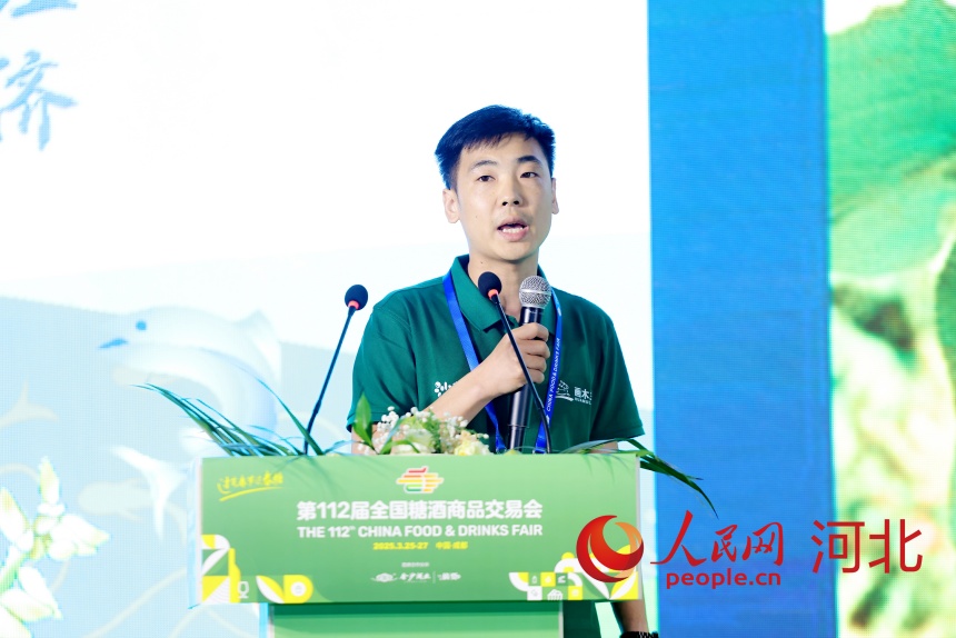 圍場(chǎng)鑫達(dá)商貿(mào)有限公司銷(xiāo)售經(jīng)理謝航作分享。人民網(wǎng)記者 周博攝