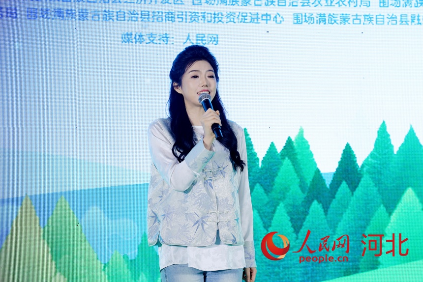 圍場(chǎng)家鄉(xiāng)推薦官于思齊邀請(qǐng)100名網(wǎng)友成為塞罕壩體驗(yàn)官。人民網(wǎng)記者 周博攝